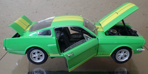 RARE 1/18 FORD MUSTANG 350 GT GREEN UNIVERSAL HOBBIES w/ Motorcraft Display Case - Picture 8 of 24