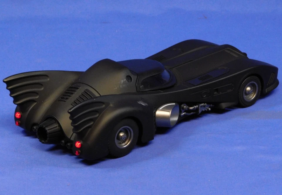 BATMAN 1989 1:18 SCALE BATMOBILE DIECAST ELECTRONIC LIGHTS AND SOUND - Image 2 of 4