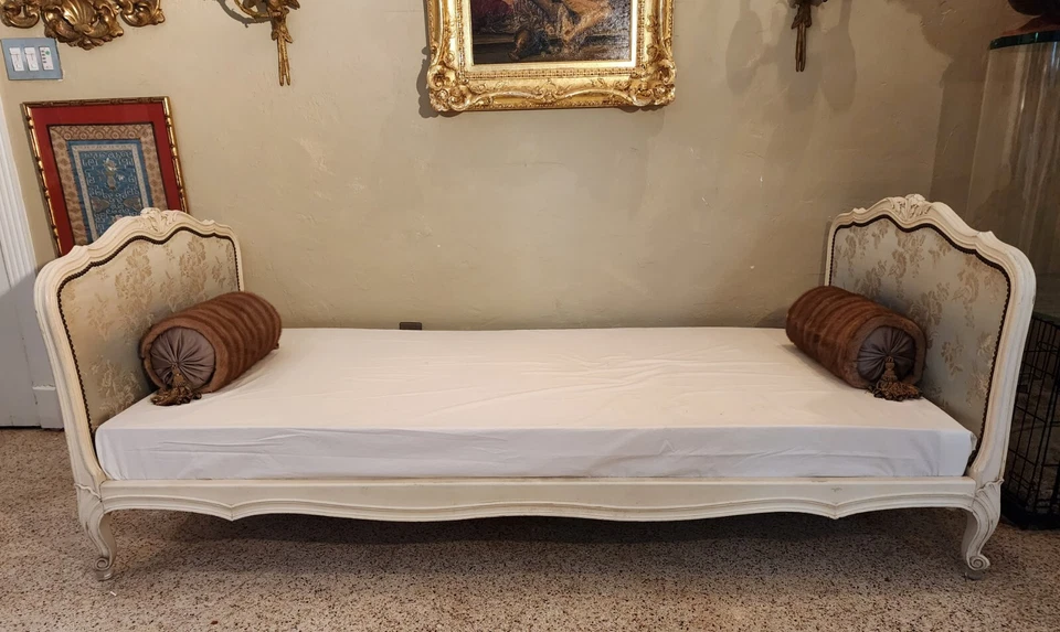 Sofá cama francés (chaise largo) alrededor de 1860 tallado a mano floral, pergaminos, marfil. Foto 2 de 4