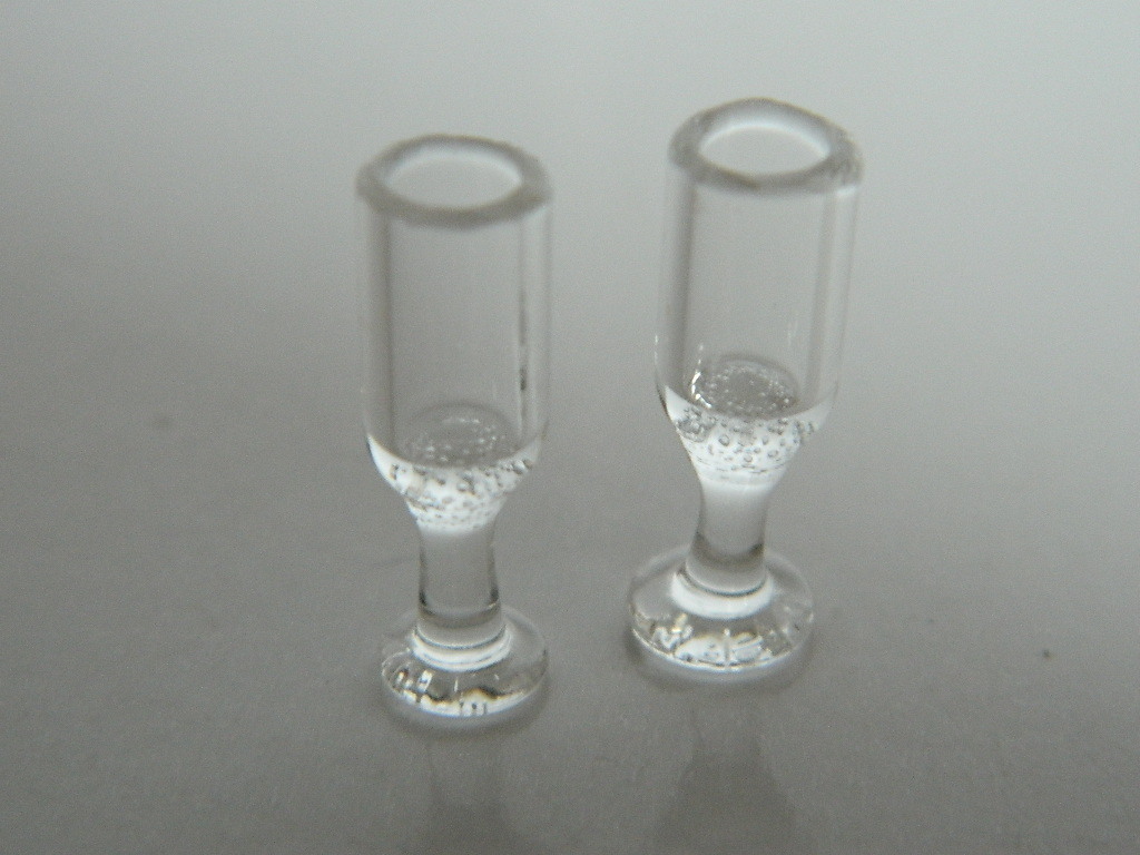 (KP3.1)1/12th scale DOLLS HOUSE PAIR OF GLASS EMPTY WINE GLASSES