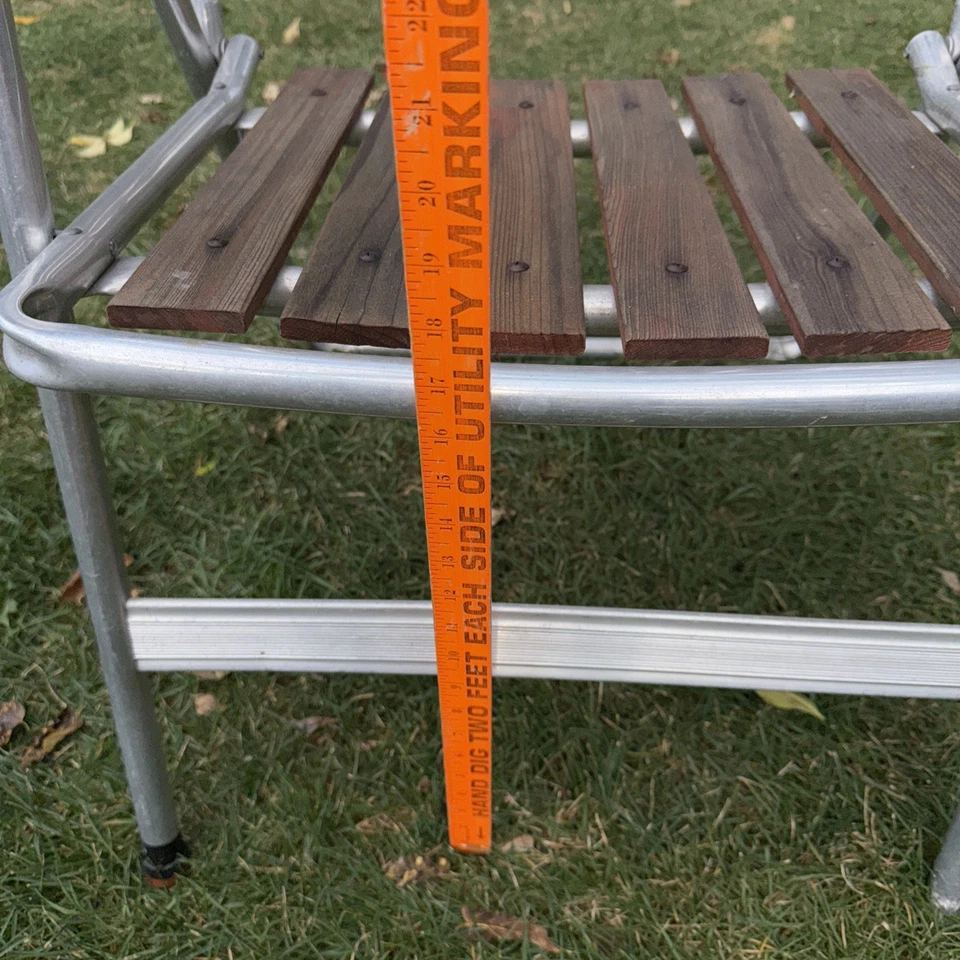 SILLA DE CÉSPED PLEGABLE DE ALUMINIO DE 5 LISTONES MCM de madera roja asiento de metal de patio LEER Foto 3 de 4