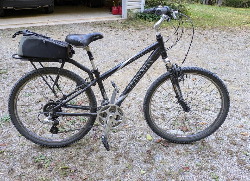 Hybrid bicycle  for short person.  Black 2003 Trek Navigator 200.  W/rack & bag. - Image 2 of 4
