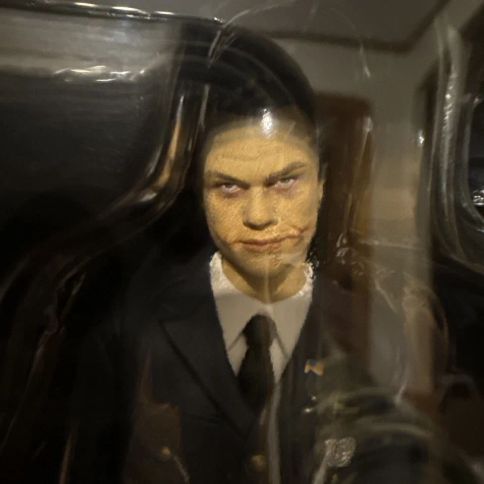 Figura MEDICOM TOY MAFEX 062 The Joker Cop Versión - No.062 EL CABALLERO OSCURO Foto 2 de 4