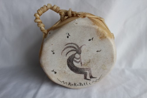handmade Native American style buffalo hide drum Kokopelli figure 5.5”x 3.25” - Afbeelding 2 van 8