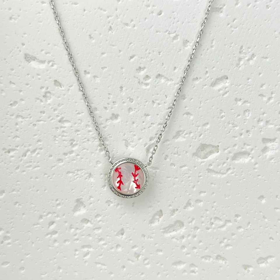 Collar colgante corto de plata de béisbol Kendra Scott en marfil nácar Foto 3 de 4