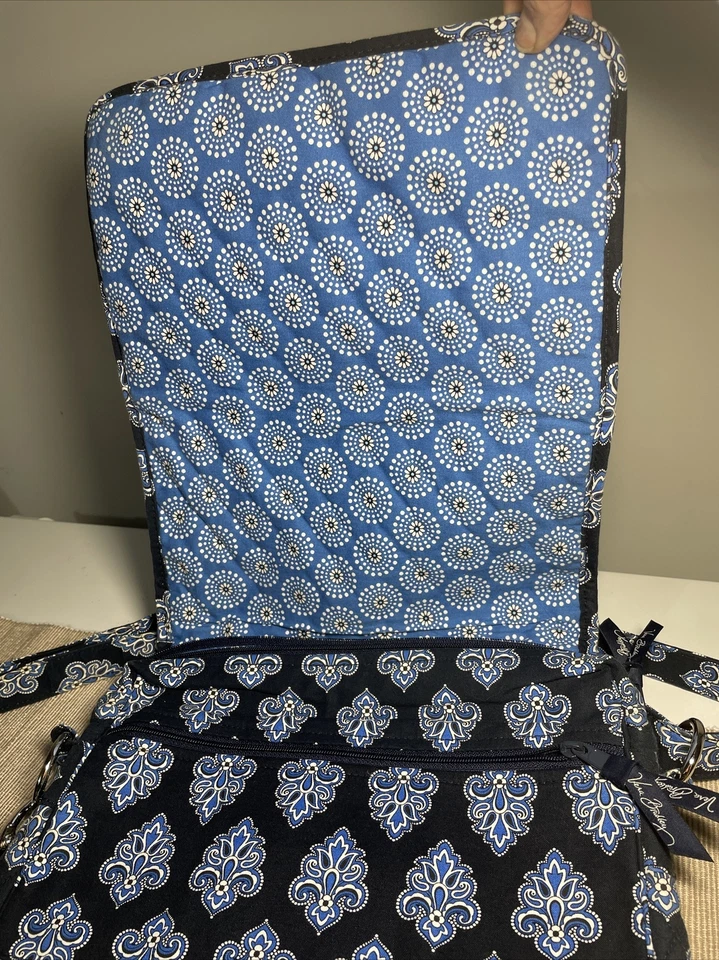 退役 Vera Bradley 斜挎包旅行实验室上衣包 12 英寸 x 11 英寸 x 3 英寸海军蓝白色 — 第 4/4 张图片
