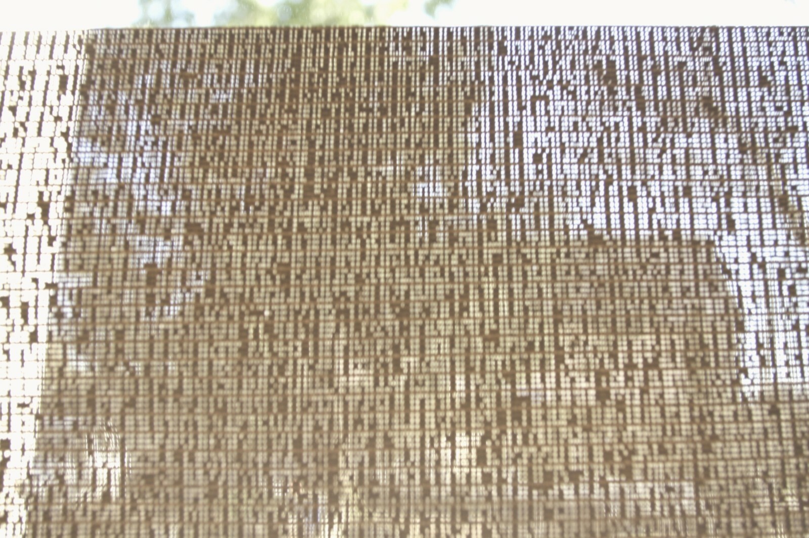 Voile d'ombrage gris clair pour protéger la terrasse du soleil d'été