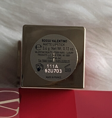 ほぼ新品★VALENTINO マットパーティエディション 111A Buy Valentino Striking Matte Lip Color Shade #111A UNDRESSED