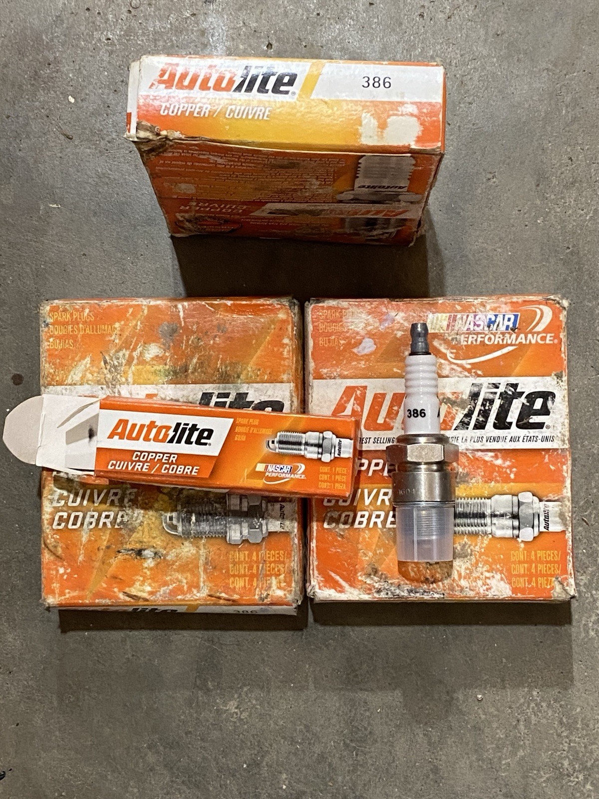 12 BRAND NEW AUTOLITE 386 SPARK PLUGS