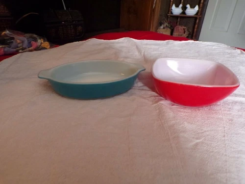 VINTAGE RED & BLUE PYREX DISHES.  LOOK AT PHOTOS