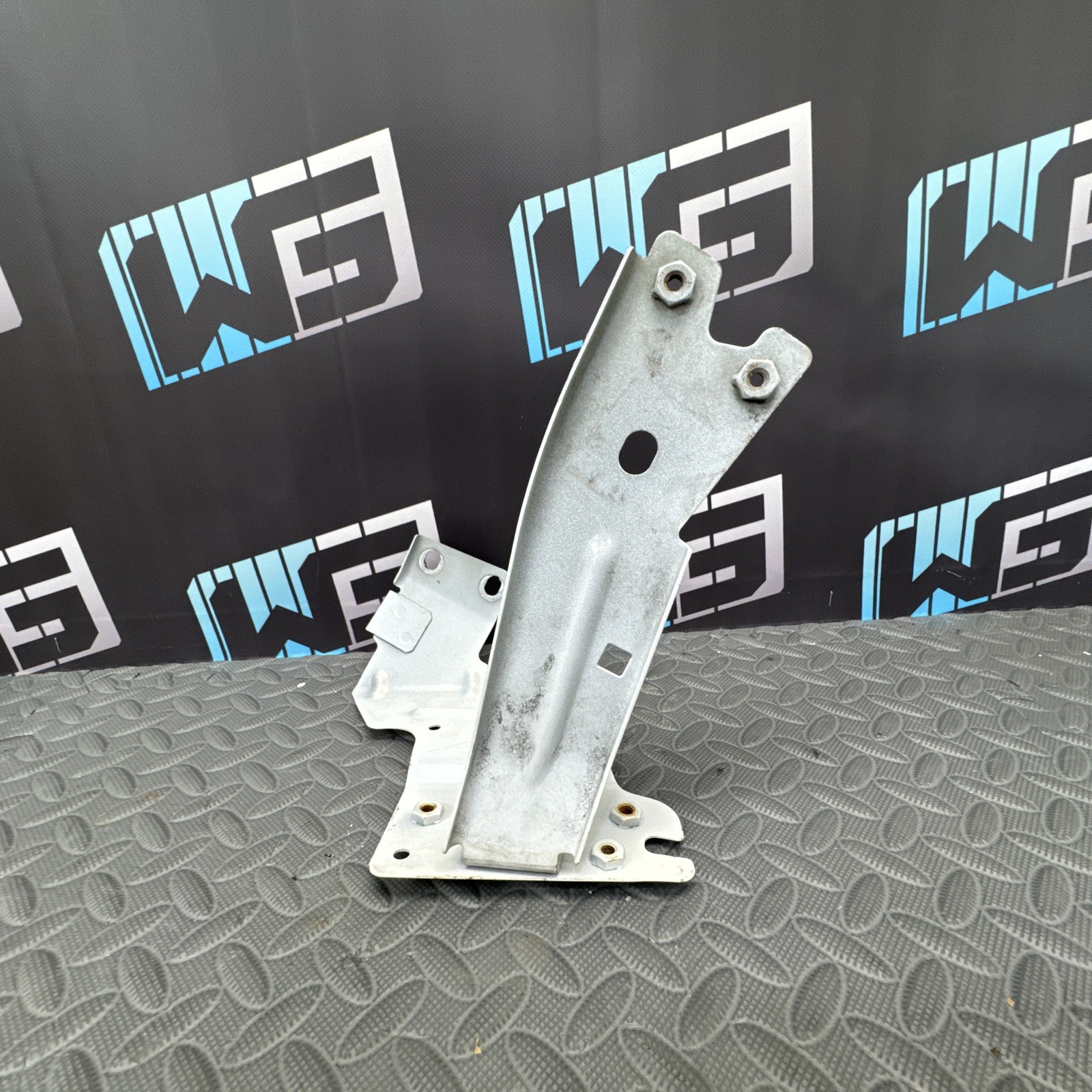 OEM 2014-2021 MASERATI GHIBLI FRONT LEFT SIDE FENDER LOWER MOUNT SUPPORT BRACKET