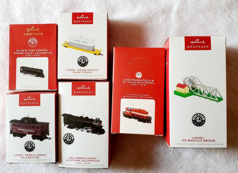 HALLMARK KEEPSAKE ORNAMENTS LIONEL TRAINS. SET OF 6. NOS, MINT CONDITION. 