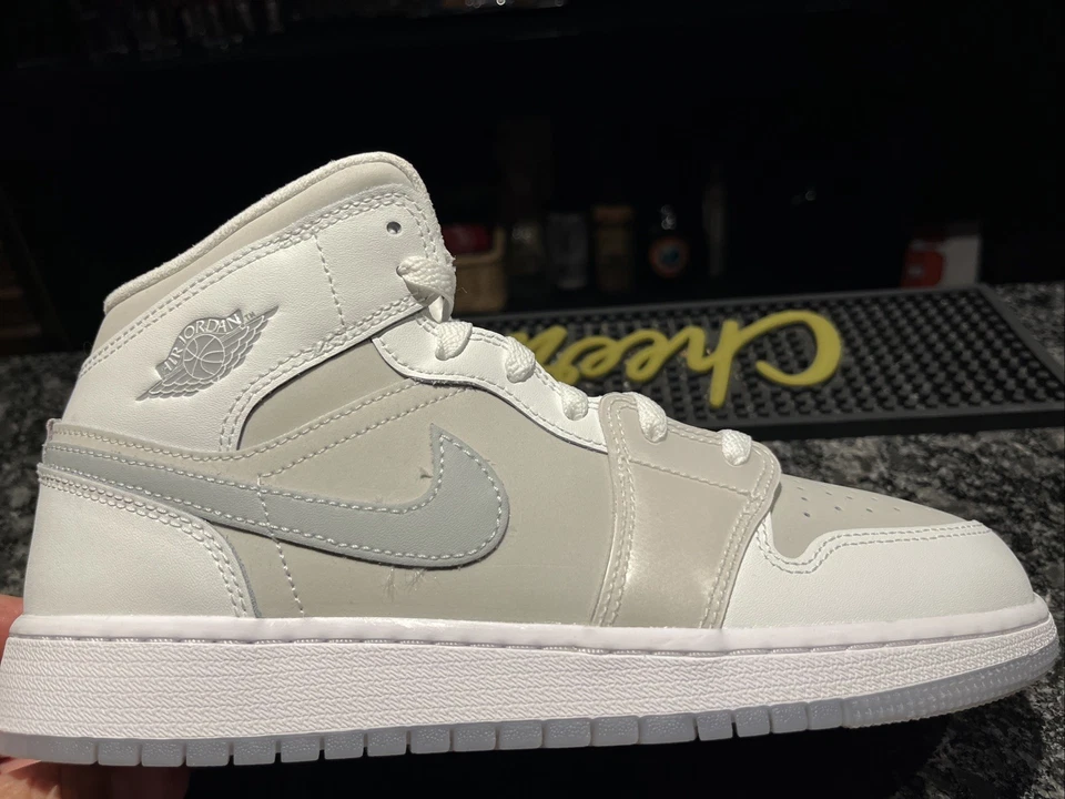 Air Jordan 1 Mid SE BG Summit Blanco/Plata Metálico HQ3600 Talla 6.5 Foto 4 de 4