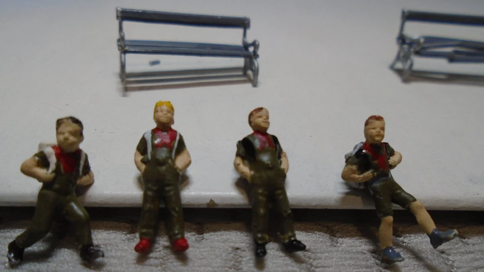 8 HO SCALE BOY SCOUT FIGURES AND 2 PARK BENCHES - Image 2 of 3