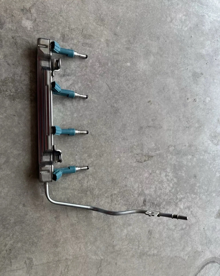 Оригинальная топливная рейка в сборе с форсунками TOYOTA PRIUS 10-15 годов выпуска - Изображение 2 из 4