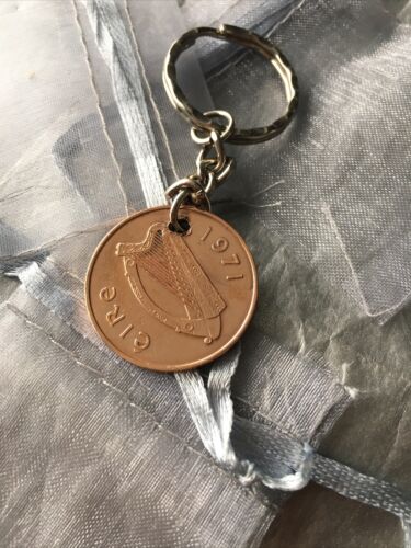 Coin Keyring Old Irish Two Penny 1971 Harp With Gift Wrap & Bag - Afbeelding 1 van 3