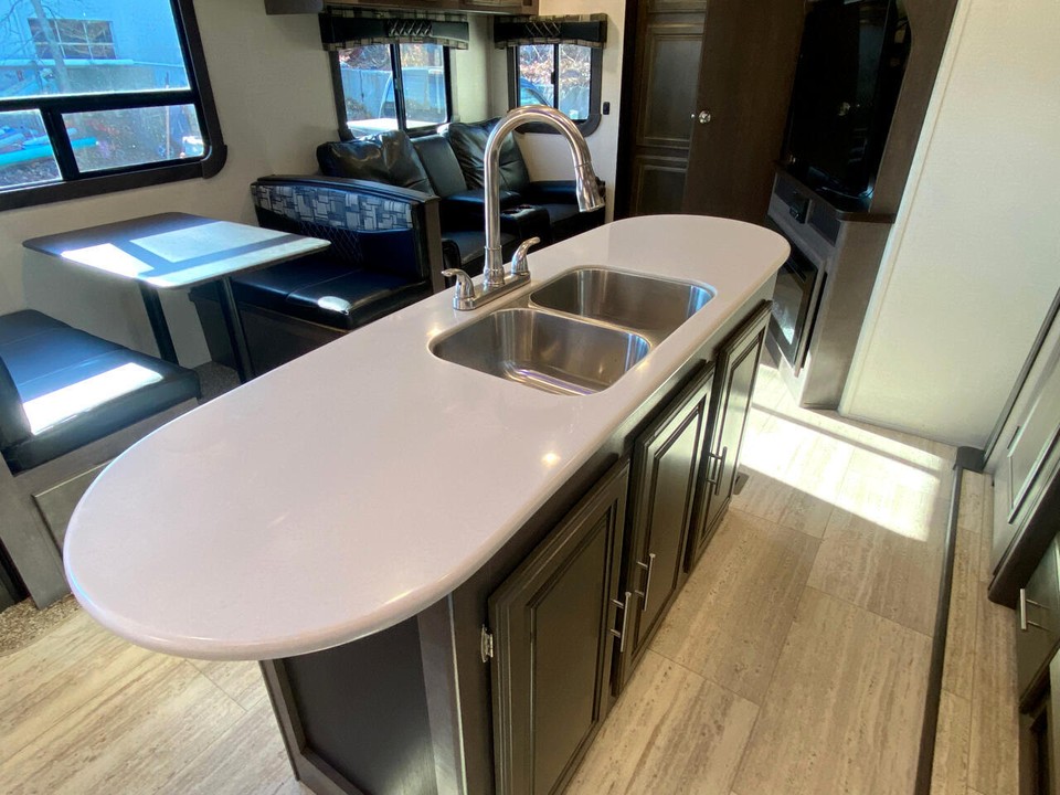 2018 Crossroads Cruiser 3351BH 0 Miles Brown Fifth Wheel Select Select