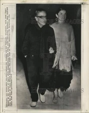 1970 Press Photo Aristotle & Jacqueline Onassis walk down Capri Square in Capri