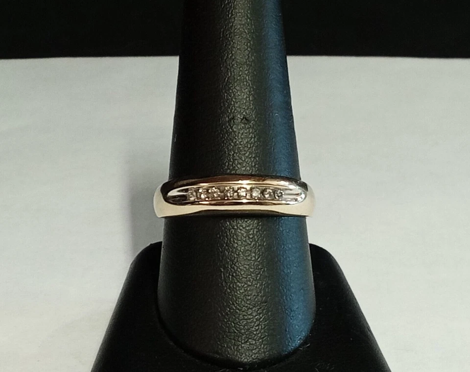 (RI4) 10k Yellow Gold Men's Diamond Wedding Band (.08 CTW) Size 10.25 2.8 Grams - Image 2 of 4