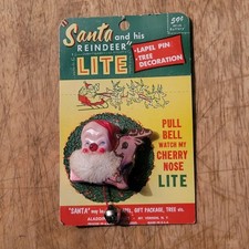 Spilla bavero anni 50 Babbo Natale e renna naso natalizio illuminato su cartoncino da esposizione