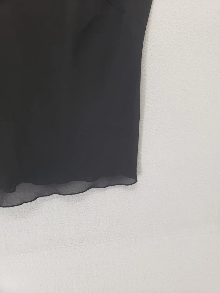 Blusa recortada con dobladillo con volantes cami correa de espagueti negra sin mangas NY Collection para mujer Foto 4 de 4