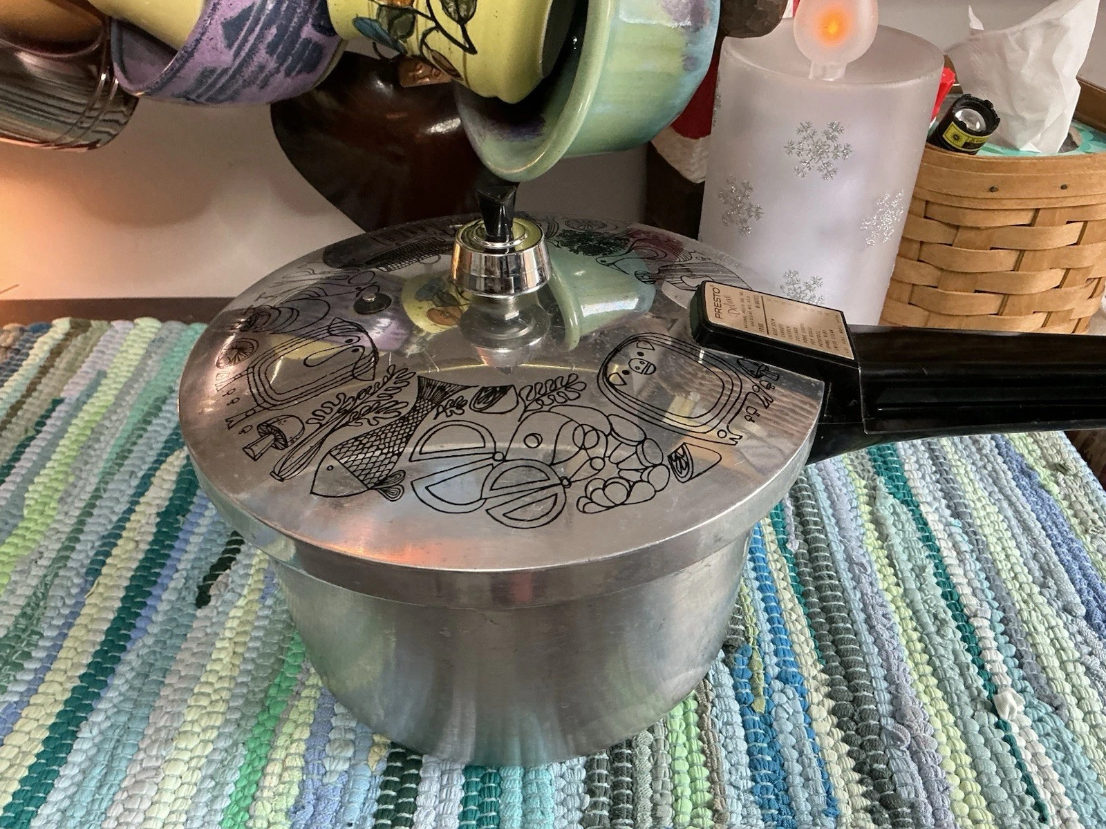 Vintage Presto Deluxe 4 Qt Pressure Cooker w/ Decorative Lid A414A Made in USA