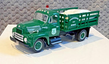 Camión de estacas First Gear 18-2720 1:34 International 1957 con barricadas