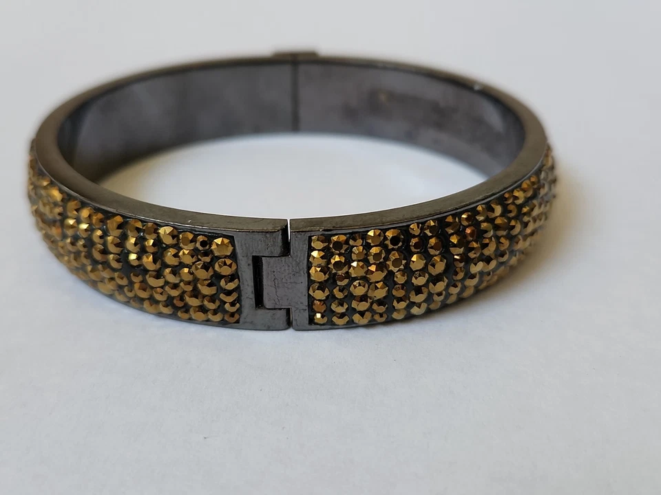 Brazalete Henri Bendel Nueva York Oro Brillante Piedras Sintéticas 14mm Ancho Foto 4 de 4