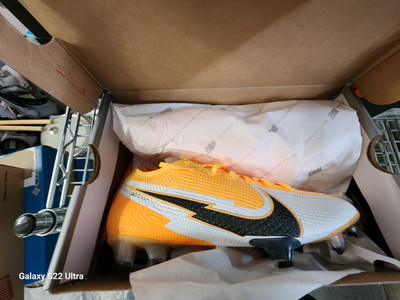 LOT OF 25 SHOES - NIKE, HOOKA,  JESSICA SIMPSON,  CLARK'S,  MERRELL and More