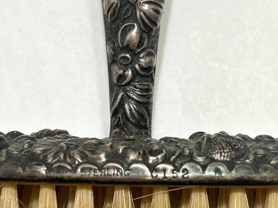 Cepillo para ropa antiguo de plata de ley Foto 2 de 3