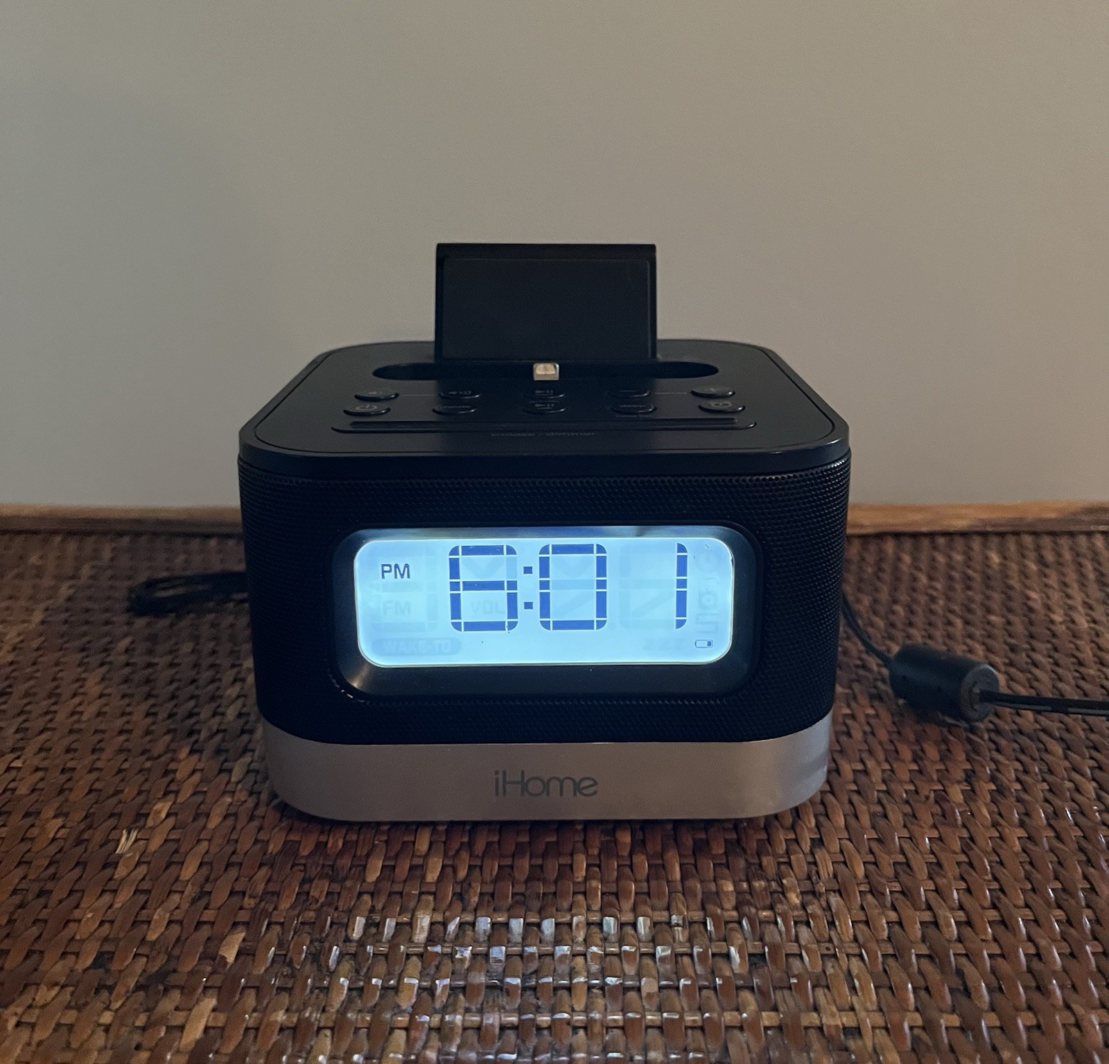 iHome iPL10 Lightning Dock iPhone/iPod Stereo FM Radio Clock - Works/Tested