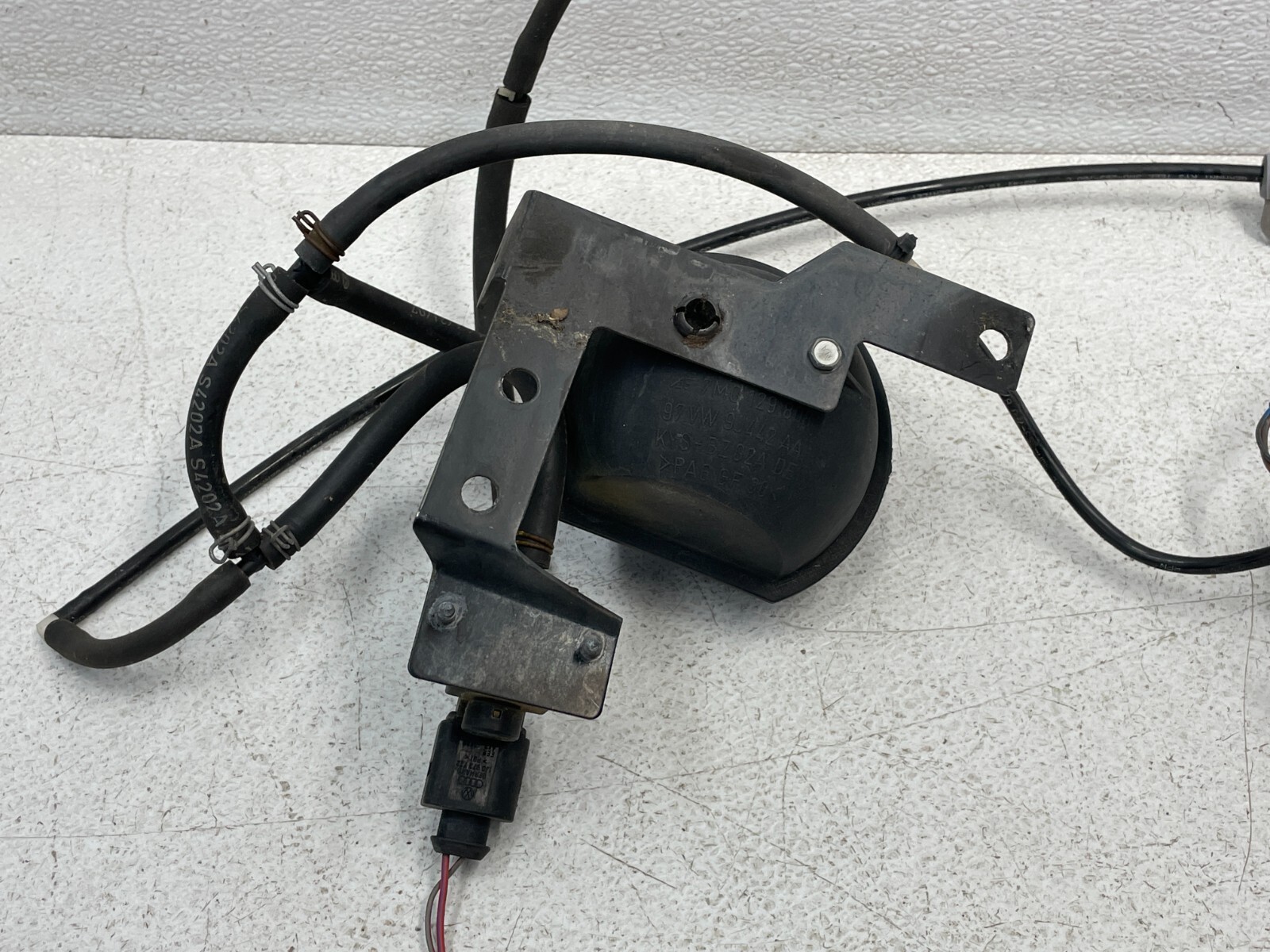 03-07 Bentley Continental GT Right Left Exhaust Solenoid Vacuum Tank 1577 OEM