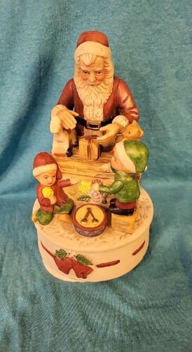 Vintage Santa's Christmas Workshop With Elfs Musical Box 7.5" Figurine. Preowned - 第 1/5 張圖片