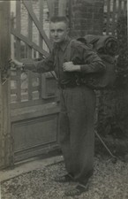 PHOTO ANCIENNE - VINTAGE SNAPSHOT - HOMME MARCHEUR RANDONNÉE SAC À DOS MODE 