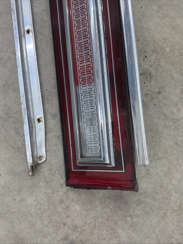 Conjunto de luces traseras Lincoln Continental 1975-1979 panel central trasero OEM Foto 2 de 4
