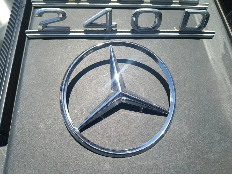 Mercedes Benz 240D 1972 emblemas de maletero diésel Foto 3 de 4