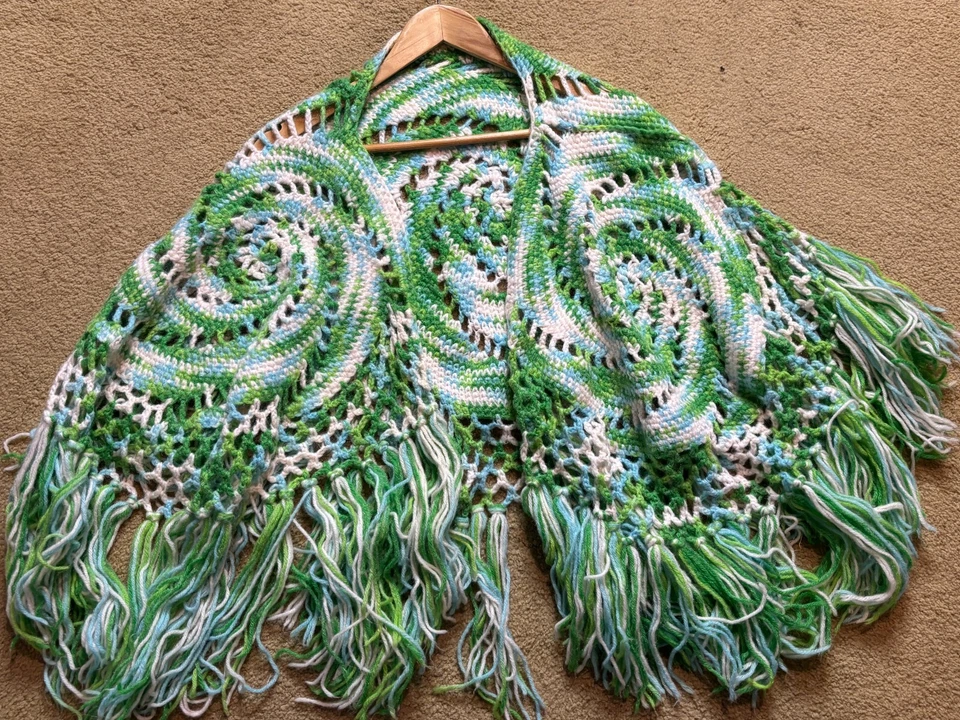 Poncho envolvente chal con flecos de ganchillo tejido vintage festival capa suéter hippy verde Foto 3 de 4