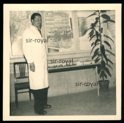 Berlin - Arzt vor Krankenhaus Modell ? - 1950er 1960er - Foto 9x9cm