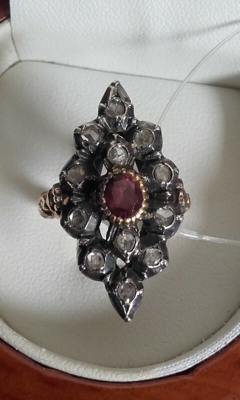 Anello antico in oro e argento con diamanti a rosetta e rubino