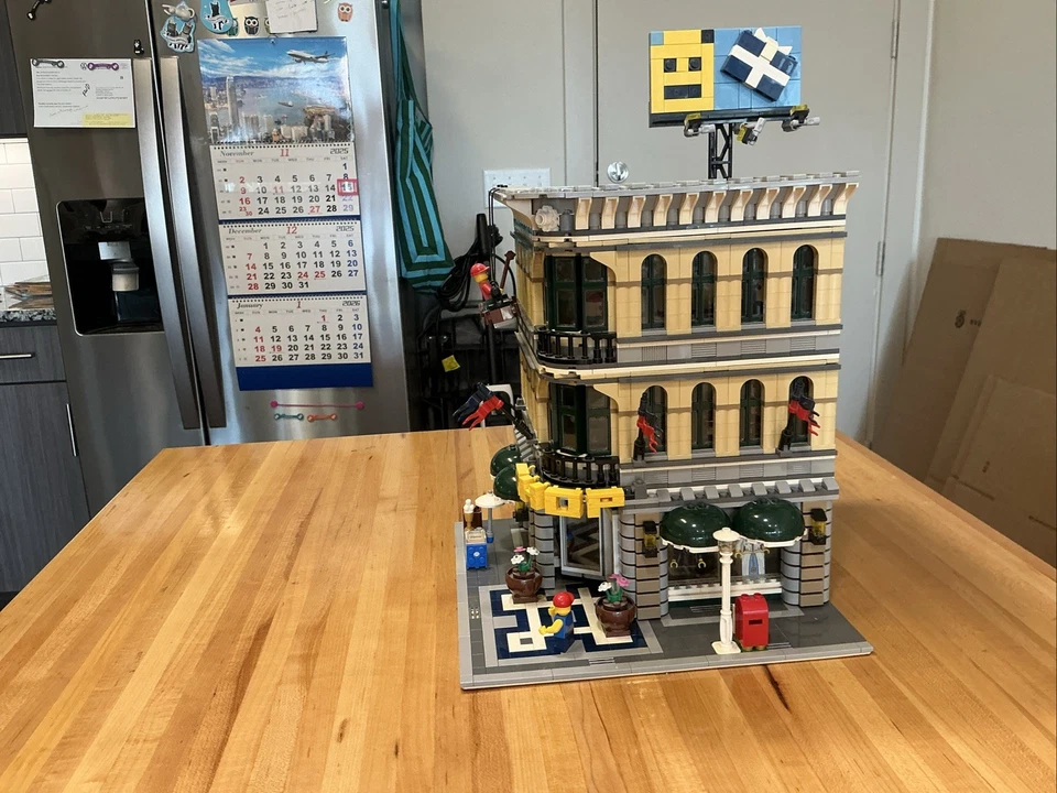 LEGO 10211 Grand Emporium 99% Completo. Manuales incluidos Foto 3 de 4