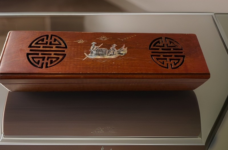 Handmade Rosewood Chopsticks Box: Mother of Pear Inlay