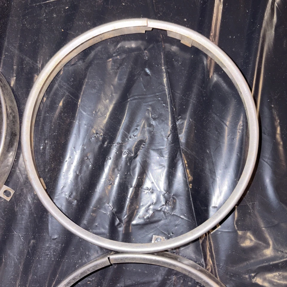 Anillos de retención de faros GM 1967-69 OEM Pontiac Firebird y Trans Am, juego de 4 Foto 3 de 4