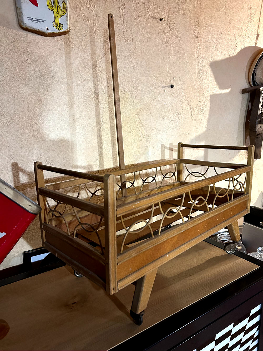 Lit de poupée en bois des années 50, mobilier miniature rétro restauré à la main