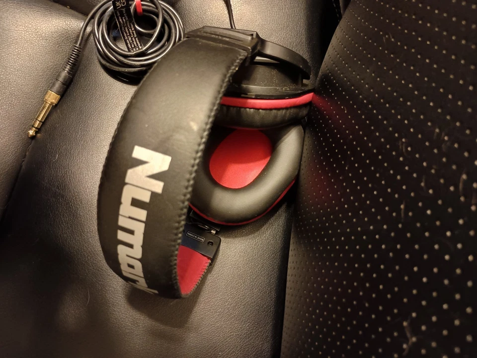 Numark HF175 - DJ Headphones with Closed Back Over Ear Design, 40mm Drivers, ... - Image 3 of 4