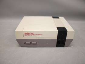 NINTENDO NES Console Bundle With Zapper Controllers & 5 Games - CD2