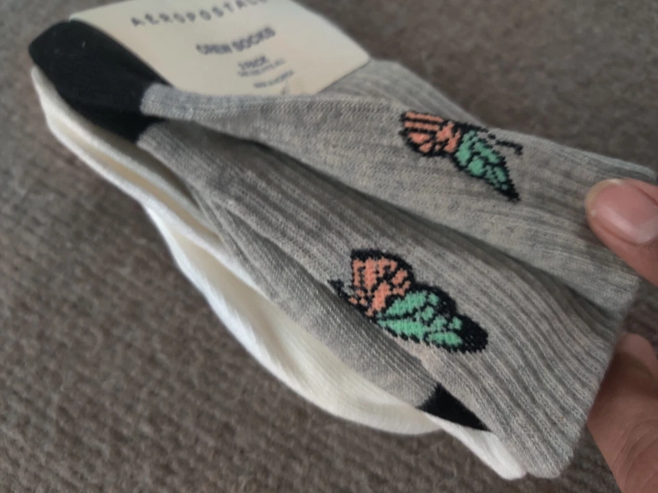 Calcetines AEROPOSTALE Crew 2 paquetes talla única para todas las mariposas grises/blanco liso Foto 3 de 4