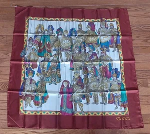 Foulard vintage Gucci époque médiévale marionnettes soie 33"x33" jamais utilisé réf2058