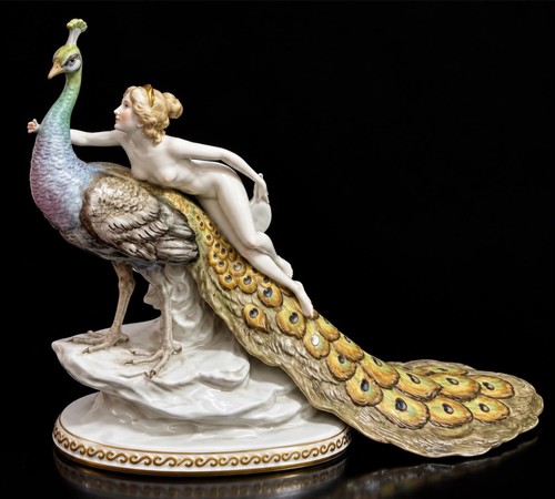 Scheibe-Alsbach Porzellanfigur „Die Eitelkeit“ Frau auf Pfau 47 cm imposant