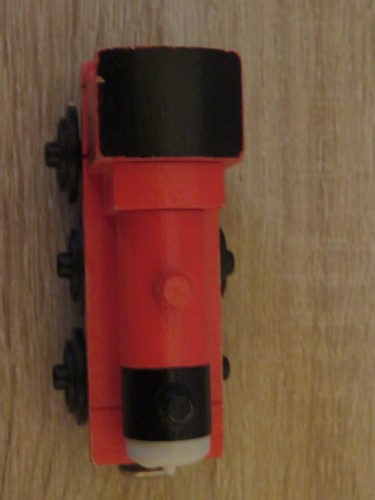 Thomas & Friends Holz Tankmotor JAMES & TENDER Zug FLACHMAGNETE, HEFTKLAMMERN - Bild 6 von 13