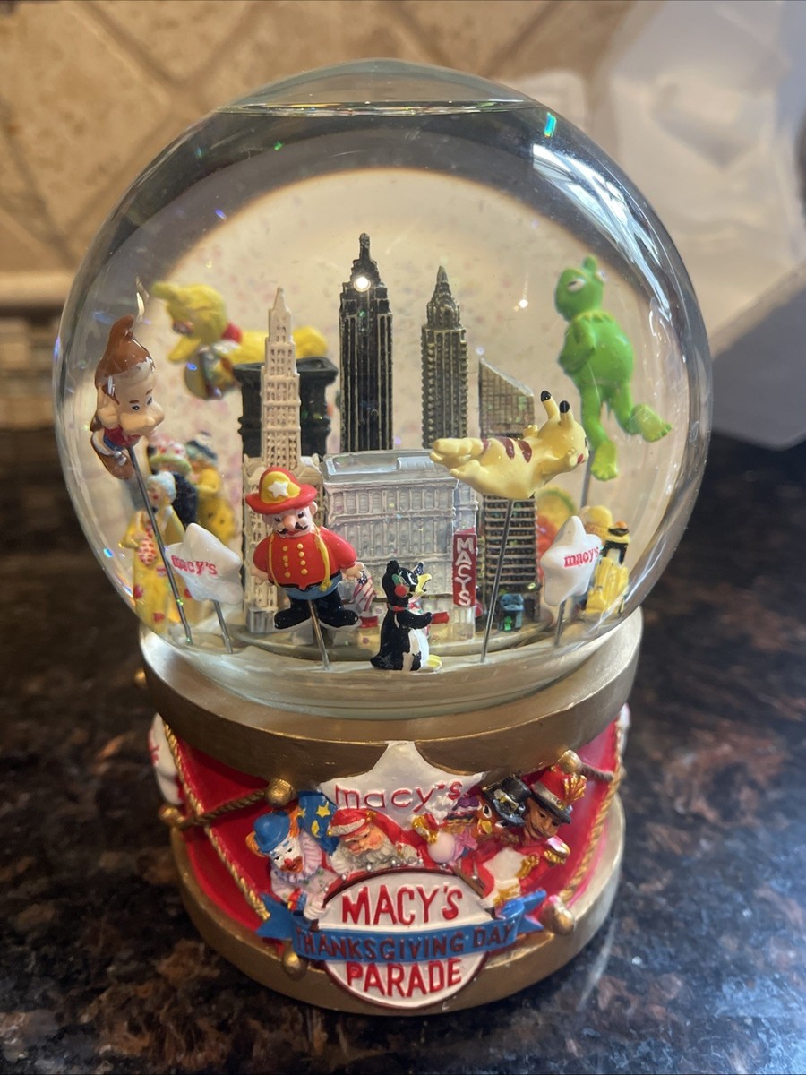 2002 Macy's Thanksgiving Parade Musical Waterglobe Snow Globe